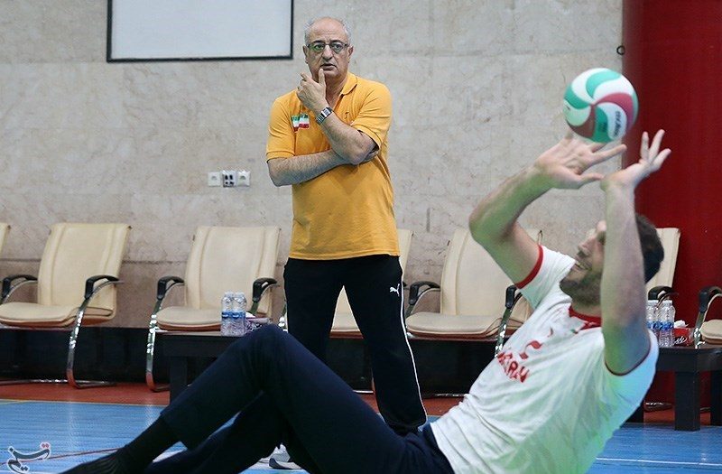 عکس مربی والیبال نشسته هادی رضایی